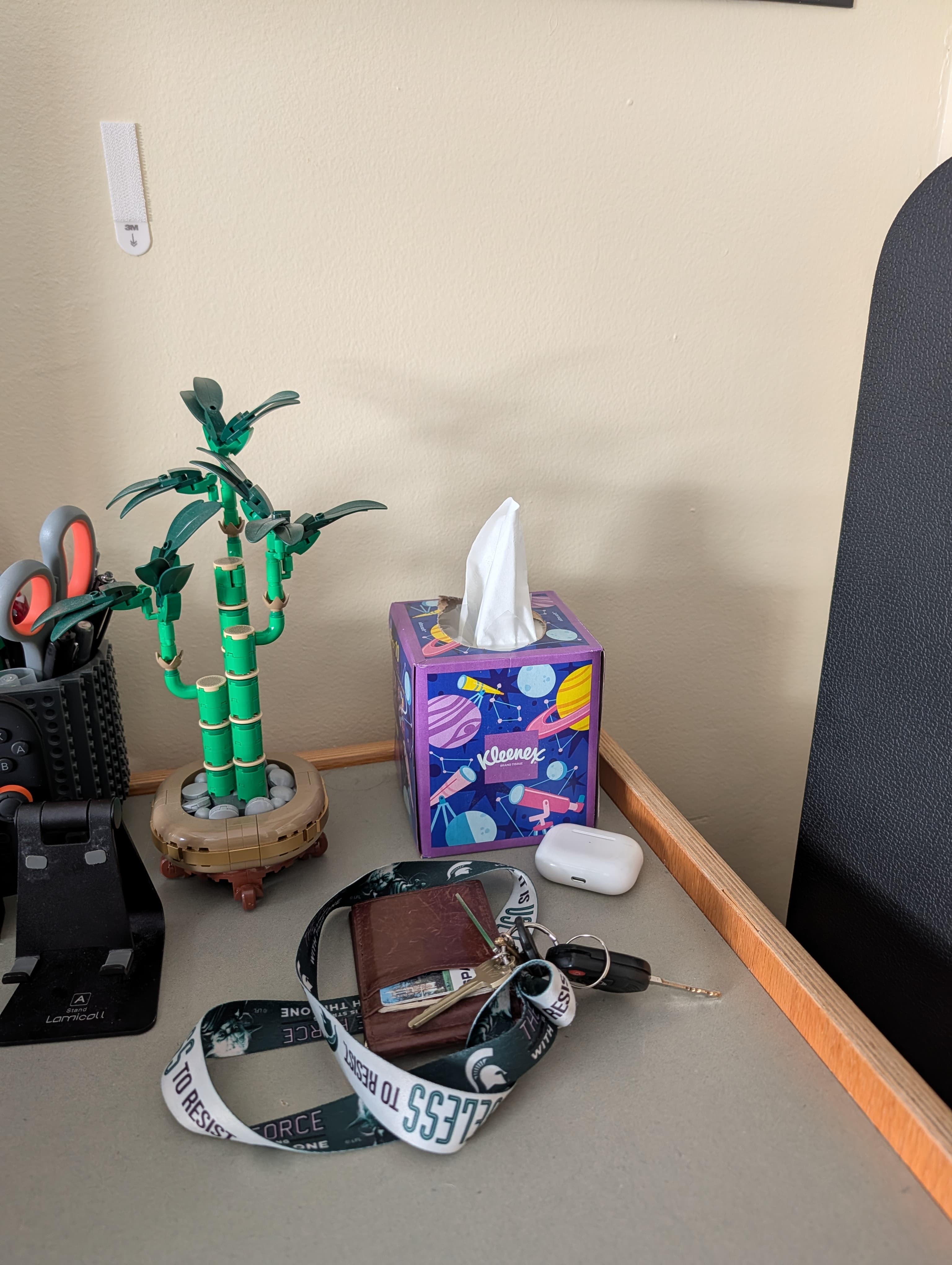 Desk without tissue box cover